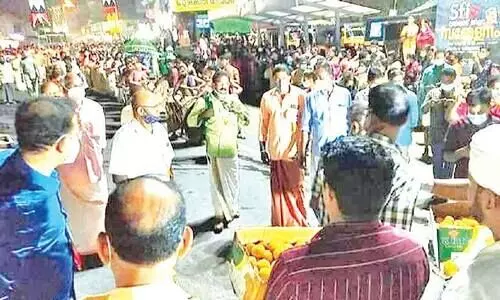 ക്ഷേത്ര ഘോഷയാത്രക്ക്‌ മഹല്ല് കമ്മിറ്റിയുടെ സ്വീകരണം