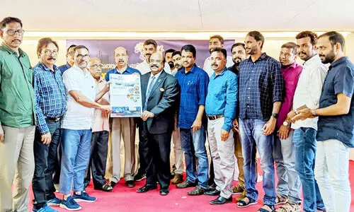 ക​ട​ൽ ദൂ​രം സു​വ​നീ​ർ പ്ര​കാ​ശ​നം ചെ​യ്തു