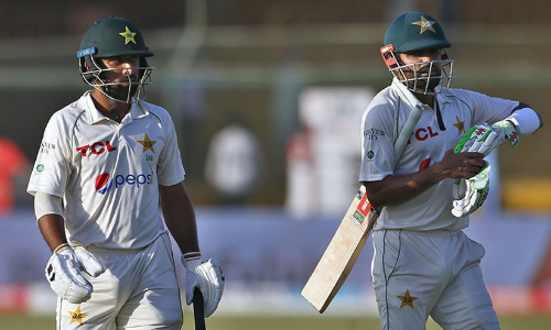 ബാബറിന് സെഞ്ച്വറി; പൊരുതിനിന്ന് പാകിസ്താൻ