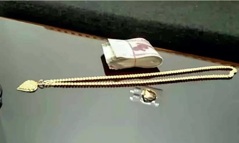 കള്ളന് മാനസാന്തരം: മോഷ്ടിച്ച നാലര പവനും പണവും വീട്ടിൽ തിരികെ വെച്ചു