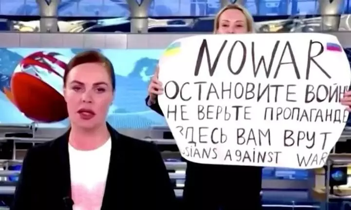 റഷ്യൻ ടി.വി ചാനലിൽ യുദ്ധത്തിനെതിരെ പ്രതിഷേധിച്ച സ്ത്രീക്ക് 15 വർഷം തടവുശിക്ഷ ലഭിക്കാൻ സാധ്യത റഷ്യൻ ടി.വി ചാനലിൽ യുദ്ധത്തിനെതിരെ പ്രതിഷേധിച്ച സ്ത്രീക്ക് 15 വർഷം തടവുശിക്ഷ ലഭിക്കാൻ സാധ്യത
