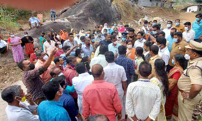 ഖനനം: കോലിഞ്ചിമല കലക്ടർ സന്ദര്ശിച്ചു ഖനനം: കോലിഞ്ചിമല കലക്ടർ സന്ദര്ശിച്ചു