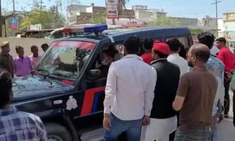 വോട്ടെണ്ണൽ ദിവസം ഇ.വി.എമ്മുകൾക്ക് സംരക്ഷണം നൽകിയ സമാജ്വാദി പാർട്ടി പ്രവർത്തകർക്കെതിരെ കേസ് വോട്ടെണ്ണൽ ദിവസം ഇ.വി.എമ്മുകൾക്ക് സംരക്ഷണം നൽകിയ സമാജ്വാദി പാർട്ടി പ്രവർത്തകർക്കെതിരെ കേസ്