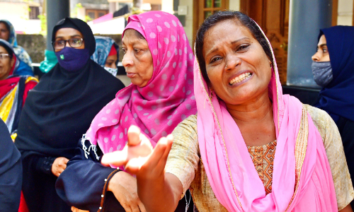 നാ​ട്ടു​കാ​രു​ണ്ടാ​ക്കി​ത്ത​ന്ന വീ​ടാ​ണ്​ സാ​റെ, കു​ടി​യൊ​ഴി​പ്പി​ക്ക​രു​ത്...