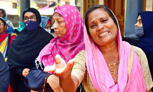 നാ​ട്ടു​കാ​രു​ണ്ടാ​ക്കി​ത്ത​ന്ന വീ​ടാ​ണ്​ സാ​റെ, കു​ടി​യൊ​ഴി​പ്പി​ക്ക​രു​ത്...