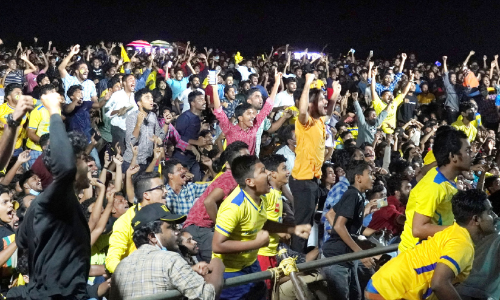 ഫൈനലിൽ എ.ടി.കെയെ കിട്ടണമെന്ന് ആരാധകർ; ആവേശ വിജയത്തിൽ മഞ്ഞക്കടലിരമ്പം
