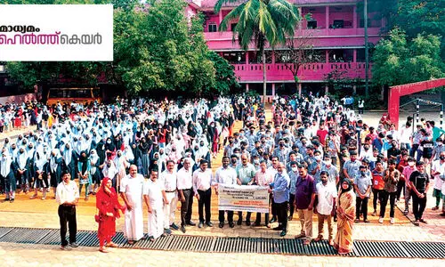 മാധ്യമം ഹെൽത്ത് കെയറിലേക്ക് കൊണ്ടോട്ടി  മർകസുൽ ഉലൂം ഇംഗ്ലീഷ് സ്കൂൾ തുക കൈമാറി