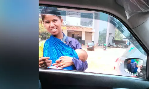 നട്ടുച്ചക്ക് നടുറോഡിൽ ചോരപ്പൈതലുമായി ഭിക്ഷാടനം