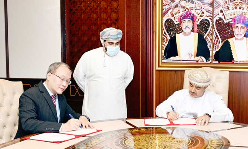 ഖസബ് തുറമുഖ വികസനം: മന്ത്രാലയം കരാർ ഒപ്പിട്ടു ഖസബ് തുറമുഖ വികസനം: മന്ത്രാലയം കരാർ ഒപ്പിട്ടു