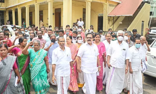 വീഴാതെ വിശ്വാസം; തൃശൂർ കോർപറേഷനിൽ കോൺഗ്രസ് കൊണ്ടുവന്ന അവിശ്വാസ പ്രമേയം പരാജയപ്പെട്ടു