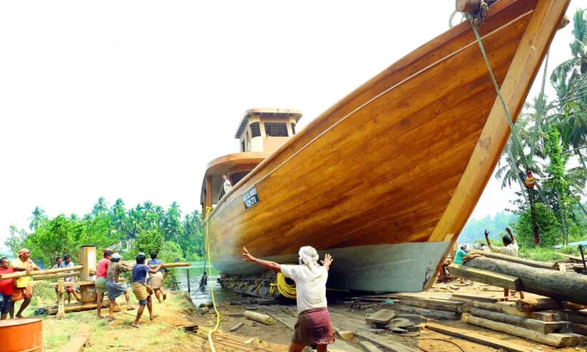 ചാലിയം പട്ടർമാട് തുരുത്തിൽനിന്ന് ഭീമൻ ഉരു നീരണിഞ്ഞു ചാലിയം പട്ടർമാട് തുരുത്തിൽനിന്ന് ഭീമൻ ഉരു നീരണിഞ്ഞു