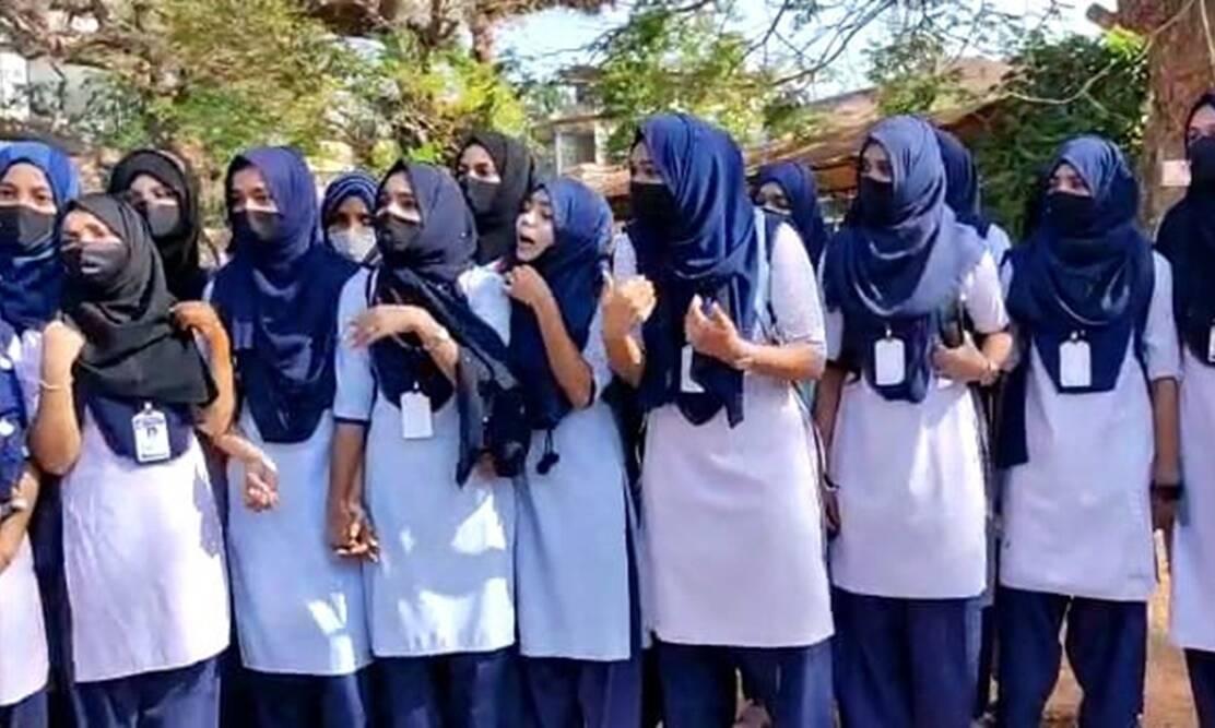 പ്രതിഷേധം; മാംഗ്ലൂർ സർവകലാശാലയിൽ ഹിജാബിന് വിലക്ക് പ്രതിഷേധം; മാംഗ്ലൂർ സർവകലാശാലയിൽ ഹിജാബിന് വിലക്ക്