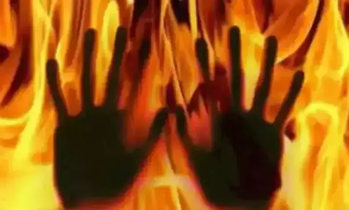 ലഖിംപൂർ ഖേരിയിൽ പൊലീസ് സ്റ്റേഷന് മുന്നിൽ സ്വയം തീകൊളുത്തി യുവാവ് ലഖിംപൂർ ഖേരിയിൽ പൊലീസ് സ്റ്റേഷന് മുന്നിൽ സ്വയം തീകൊളുത്തി യുവാവ്