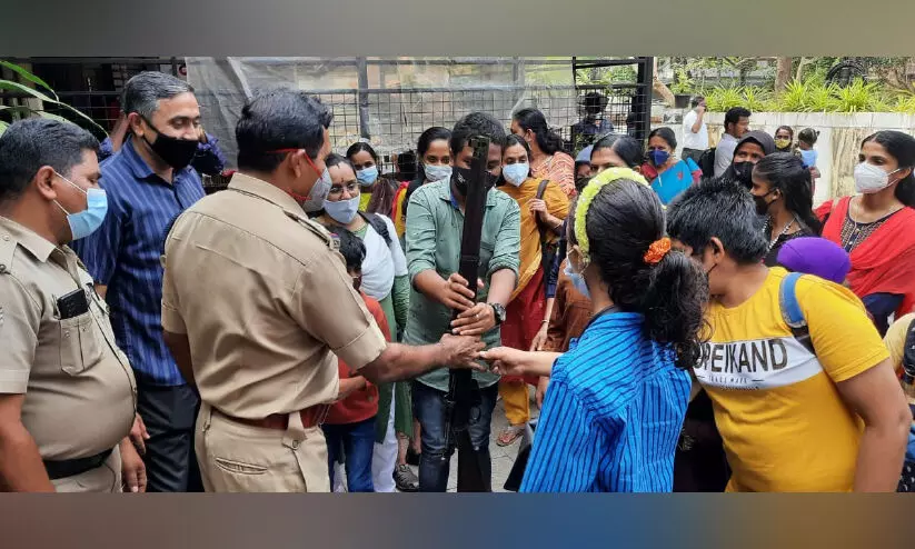 ഇതാണ് തോക്ക്, തൊട്ടോളൂ