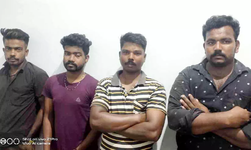 വാഹനമിടിപ്പിച്ച് കൊല്ലാൻ ശ്രമം; പ്രതികൾ പിടിയിൽ വാഹനമിടിപ്പിച്ച് കൊല്ലാൻ ശ്രമം; പ്രതികൾ പിടിയിൽ