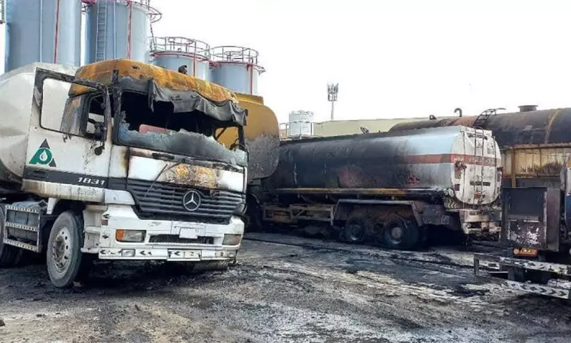 അജ്മാനിൽ വൻ തീപിടിത്തം; പത്ത് ടാങ്കറുകൾ കത്തിനശിച്ചു അജ്മാനിൽ വൻ തീപിടിത്തം; പത്ത് ടാങ്കറുകൾ കത്തിനശിച്ചു