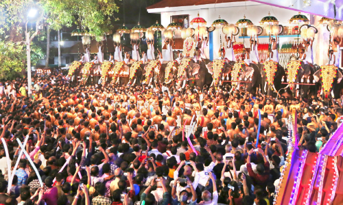 ദേവസംഗമം: ആറാട്ടുപുഴയിൽ പുരുഷാരം