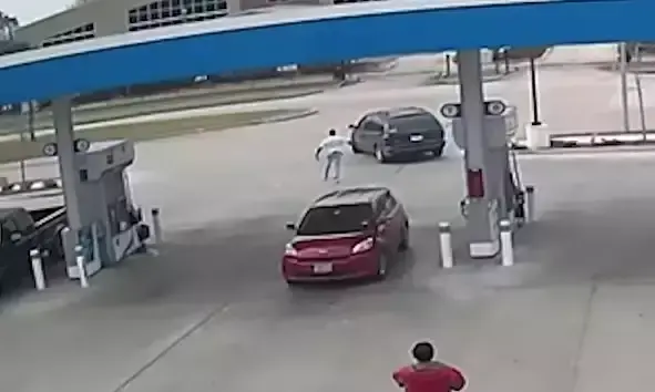 മിനി വാനിലെത്തി പെട്രോൾ പമ്പിൽ നിന്ന് 1,000 ഗാലൻ ഡീസൽ മോഷ്ടിച്ചു