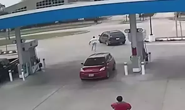 മിനി വാനിലെത്തി പെട്രോൾ പമ്പിൽ നിന്ന് 1,000 ഗാലൻ ഡീസൽ മോഷ്ടിച്ചു