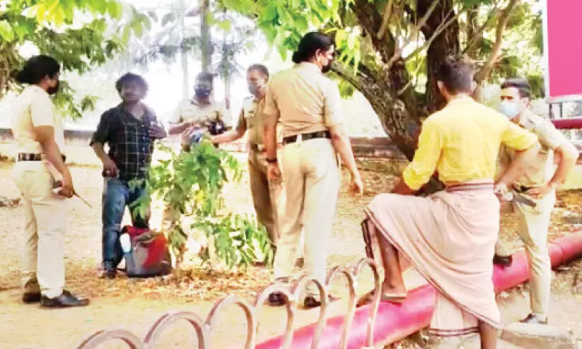 ക​ത്തി​യു​മാ​യി ത​മ്മി​ല​ടി; ക​ത്തി​വീ​ശി​യ​യാ​ളെ സാ​ഹ​സി​ക​മാ​യി കീ​ഴ​ട​ക്കി പി​ങ്ക് പൊ​ലീ​സ്