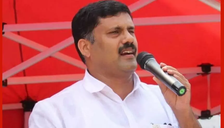 മണ്ണിലിറങ്ങി അടി വാങ്ങുന്നവരെ കാണാൻ ഒരു എ.ഐ.സി.സിയും ഉണ്ടാകില്ല; ഡൽഹിയിൽ പോയി കാര്യം നേടുന്നത് അവസാനിപ്പിക്കാതെ ഈ പാർട്ടി രക്ഷപ്പെടില്ല -തുറന്നടിച്ച് റിജിൽ മാക്കുറ്റി മണ്ണിലിറങ്ങി അടി വാങ്ങുന്നവരെ കാണാൻ ഒരു എ.ഐ.സി.സിയും ഉണ്ടാകില്ല; ഡൽഹിയിൽ പോയി കാര്യം നേടുന്നത് അവസാനിപ്പിക്കാതെ ഈ പാർട്ടി രക്ഷപ്പെടില്ല -തുറന്നടിച്ച് റിജിൽ മാക്കുറ്റി