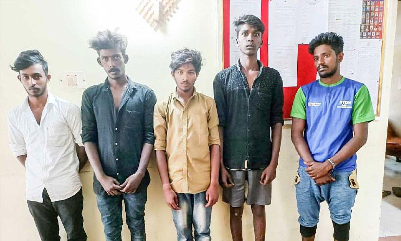 ഓട്ടോറിക്ഷ ഡ്രൈവർക്കുനേരെ വധശ്രമം; അഞ്ചുപേര് അറസ്റ്റില് ഓട്ടോറിക്ഷ ഡ്രൈവർക്കുനേരെ വധശ്രമം; അഞ്ചുപേര് അറസ്റ്റില്