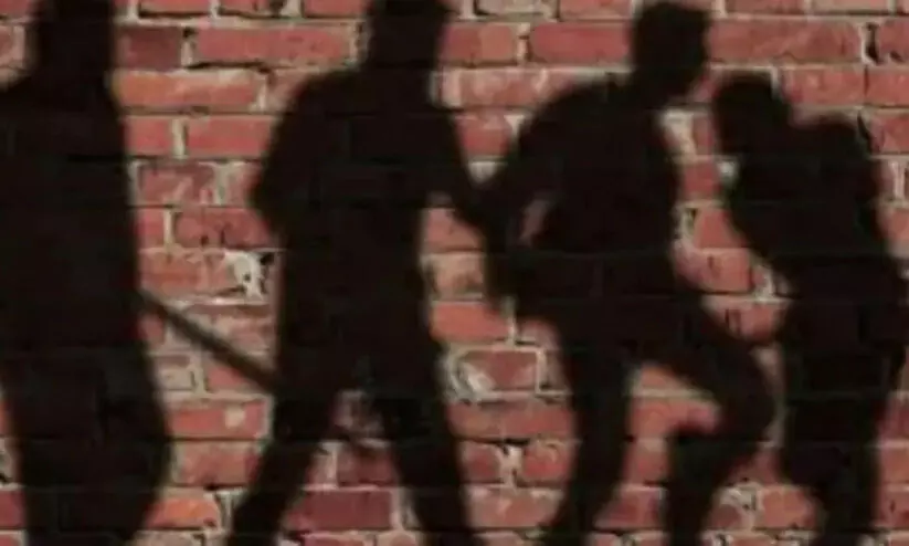 സ്‌കൂൾ പരിസരത്തെ മദ്യവിൽപന അറിയിച്ച അന്ധന് പൊലീസ് മർദനം; സ്വന്തം കാര്യം നോക്കി നടക്കണമെന്ന് ഉപദേശം