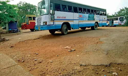 യാത്രക്കാരുടെയും ബസുകളുടെയും നടുവൊടിച്ച് മലപ്പുറം ഡിപ്പോ
