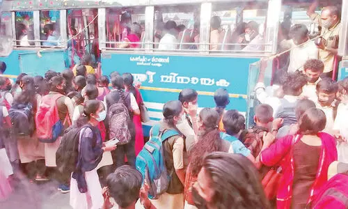 ബ​സു​ക​ളു​ടെ കു​റ​വ്; മ​ണി​വ​യ​ൽ റോ​ഡി​ൽ അ​പ​ക​ട യാ​ത്ര