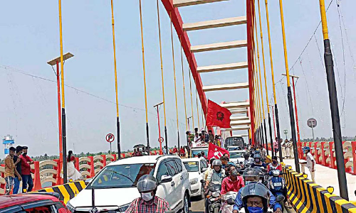 വലിയഴീക്കലിലേക്ക് സഞ്ചാരികളുടെ ഒഴുക്ക്; വീർപ്പുമുട്ടി തീരദേശ റോഡ്