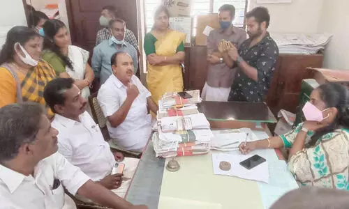 കനാലുകളിൽ വെള്ളമില്ല കെ.ഐ.പി അസി.എക്സിക്യൂട്ടിവ് എൻജിനീയറെ ഉപരോധിച്ചു