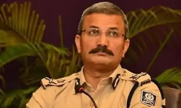 വിമാനത്താവളത്തിൽ ഐ.പി.എസ് ഓഫിസറോട് ബാഗ് തുറക്കാൻ ആവശ്യപ്പെട്ടു; ബാഗിലുള്ളത് കണ്ട് അന്തംവിട്ട് സുരക്ഷ ഉദ്യോഗസ്ഥർ