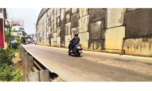 കൊ​ട​ക​ര മേ​ല്‍പാ​ലം ജ​ങ്​​ഷ​നി​ലെ സ​ർ​വി​സ്​ റോ​ഡ്​ അ​പ​ക​ട​ക്കെ​ണി