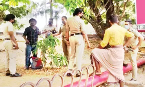 ക​ത്തി​യു​മാ​യി ത​മ്മി​ല​ടി; ക​ത്തി​വീ​ശി​യ​യാ​ളെ സാ​ഹ​സി​ക​മാ​യി കീ​ഴ​ട​ക്കി പി​ങ്ക് പൊ​ലീ​സ്