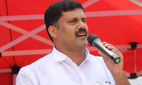 മണ്ണിലിറങ്ങി അടി വാങ്ങുന്നവരെ കാണാൻ ഒരു എ.ഐ.സി.സിയും ഉണ്ടാകില്ല; ഡൽഹിയിൽ പോയി കാര്യം നേടുന്നത് അവസാനിപ്പിക്കാതെ ഈ പാർട്ടി രക്ഷപ്പെടില്ല -തുറന്നടിച്ച് റിജിൽ മാക്കുറ്റി