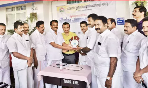 ജിദ്ദ ഒ.ഐ.സി.സി ശബരിമല തീർത്ഥാടക സേവന കേന്ദ്രം ഉപഹാരം കൈമാറി ജിദ്ദ ഒ.ഐ.സി.സി ശബരിമല തീർത്ഥാടക സേവന കേന്ദ്രം ഉപഹാരം കൈമാറി