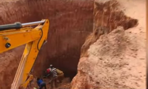 കളമശ്ശേരിയിൽ മണ്ണിടിഞ്ഞ് മരിച്ചവരുടെ എണ്ണം നാലായി VIDEO