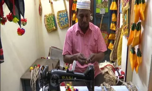 കല്ലഴഗർ ഉത്സവത്തിന് ഭക്തരുടെ വസ്ത്രം നെയ്ത് മുസ്‌ലിം തയ്യൽക്കാർ