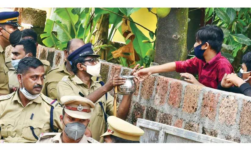 ഓർക്കാപ്പുറത്ത്​ ഉദ്യോഗസ്​ഥരും പൊലീസും; ആശങ്കക്കയത്തിൽ കുടുംബങ്ങൾ