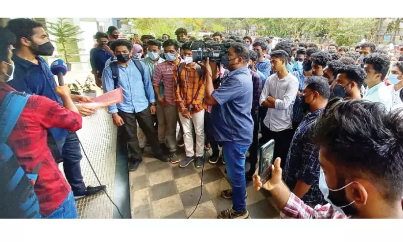 മെഡിക്കൽ കോളജിൽ അധ്യാപകൻ ഹോസ്റ്റലിൽ കയറി മർദിച്ചെന്ന്​ പരാതി