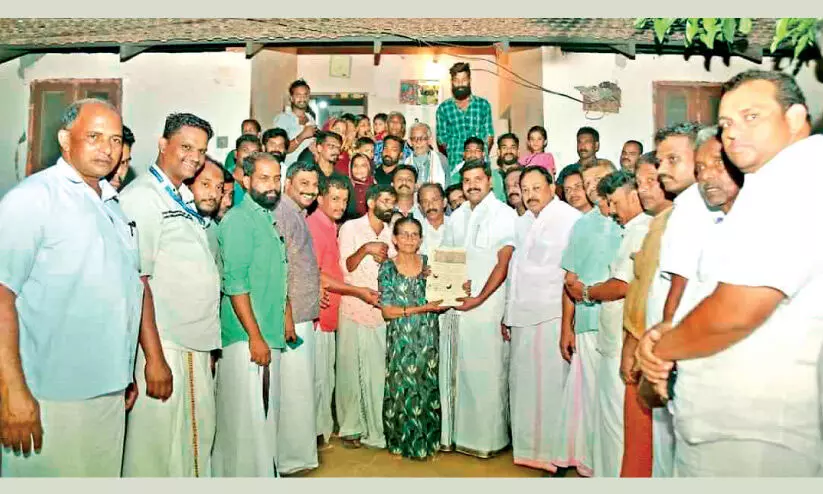 യൂത്ത് കോൺഗ്രസ് ഇടപെടൽ; വയോധികയുടെ വീടിന്‍റെ ജപ്തി ഒഴിവായി