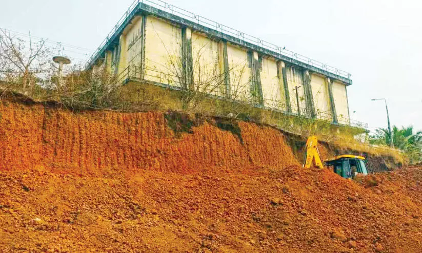 ജപ്പാൻ കുടിവെള്ള ടാങ്കിന് ഭീഷണിയായി മണ്ണെടുപ്പ് ജപ്പാൻ കുടിവെള്ള ടാങ്കിന് ഭീഷണിയായി മണ്ണെടുപ്പ്