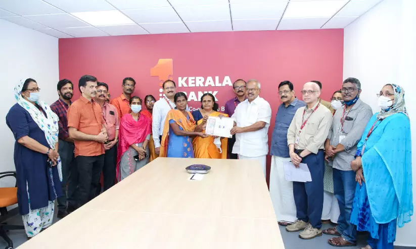 വീടിൻെ വായ്പാ ബാധ്യത തീർത്ത് കേരള ബാങ്ക് ജീവനക്കാൻ ; നിമിക്ക് ആശ്വാസം