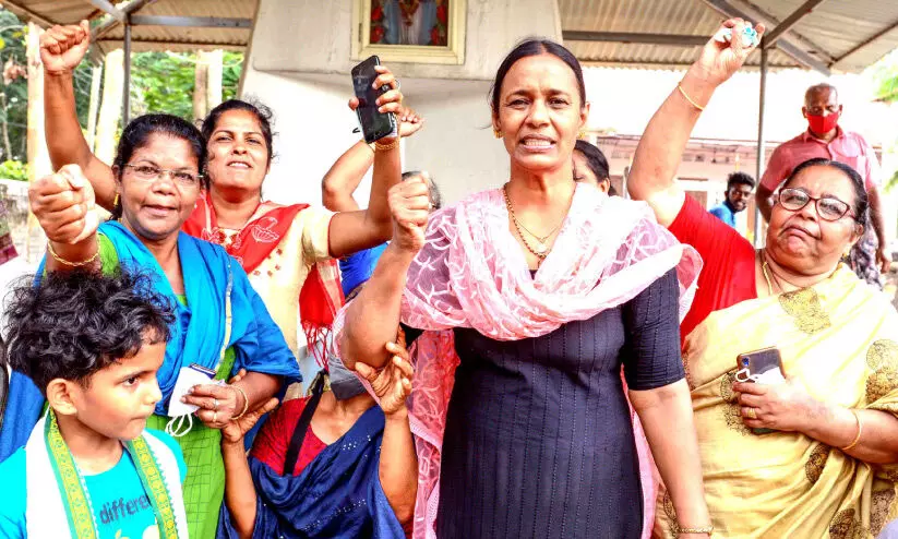 പിഴുതെറിഞ്ഞ് സർവേ കല്ലുകള്‍