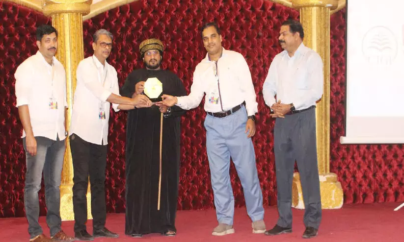 കോവിഡ് ഹീറോസിന് ആദരമർപ്പിച്ച് സിജി സലാല കോവിഡ് ഹീറോസിന് ആദരമർപ്പിച്ച് സിജി സലാല