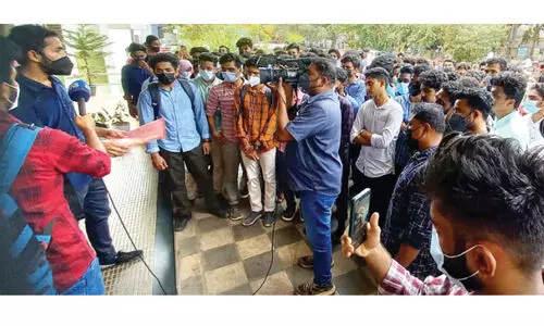 മെഡിക്കൽ കോളജിൽ അധ്യാപകൻ ഹോസ്റ്റലിൽ കയറി മർദിച്ചെന്ന്​ പരാതി