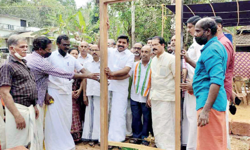 12 നിർധന കുടുംബങ്ങൾക്ക് പ്രവാസിയുടെ സ്നേഹത്തണൽ