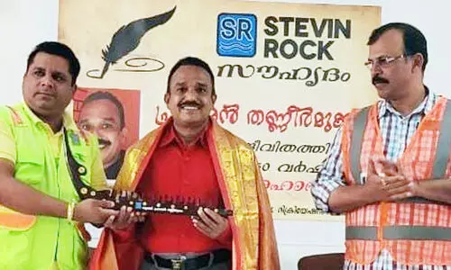 പ്ര​കാ​ശ​ന്‍ ത​ണ്ണീ​ര്‍മു​ക്ക​ത്തെ ആ​ദ​രി​ച്ചു
