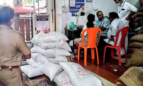 കരിഞ്ചന്തയിൽ വിൽക്കാൻ ശ്രമിച്ച 14 ചാക്ക് ഭക്ഷ്യധാന്യം പിടികൂടി