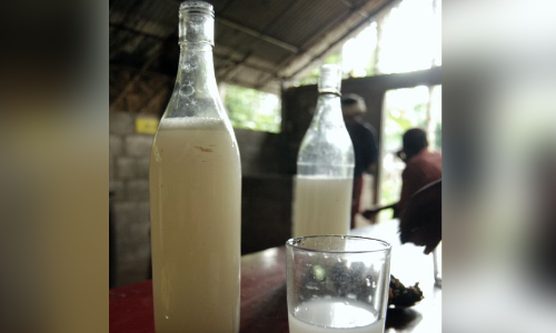 ക​ള്ളുഷാ​പ്പി​ന് കൂ​ട്ടു​നി​ൽ​ക്കു​ന്ന സെ​ക്ര​ട്ട​റി​ക്ക് ഒ​ത്താ​ശ ന​ൽ​കു​ന്ന​ത് എം.​എ​ൽ.​എ​യും ചെ​യ​ർ​പേ​ഴ്സ​നും